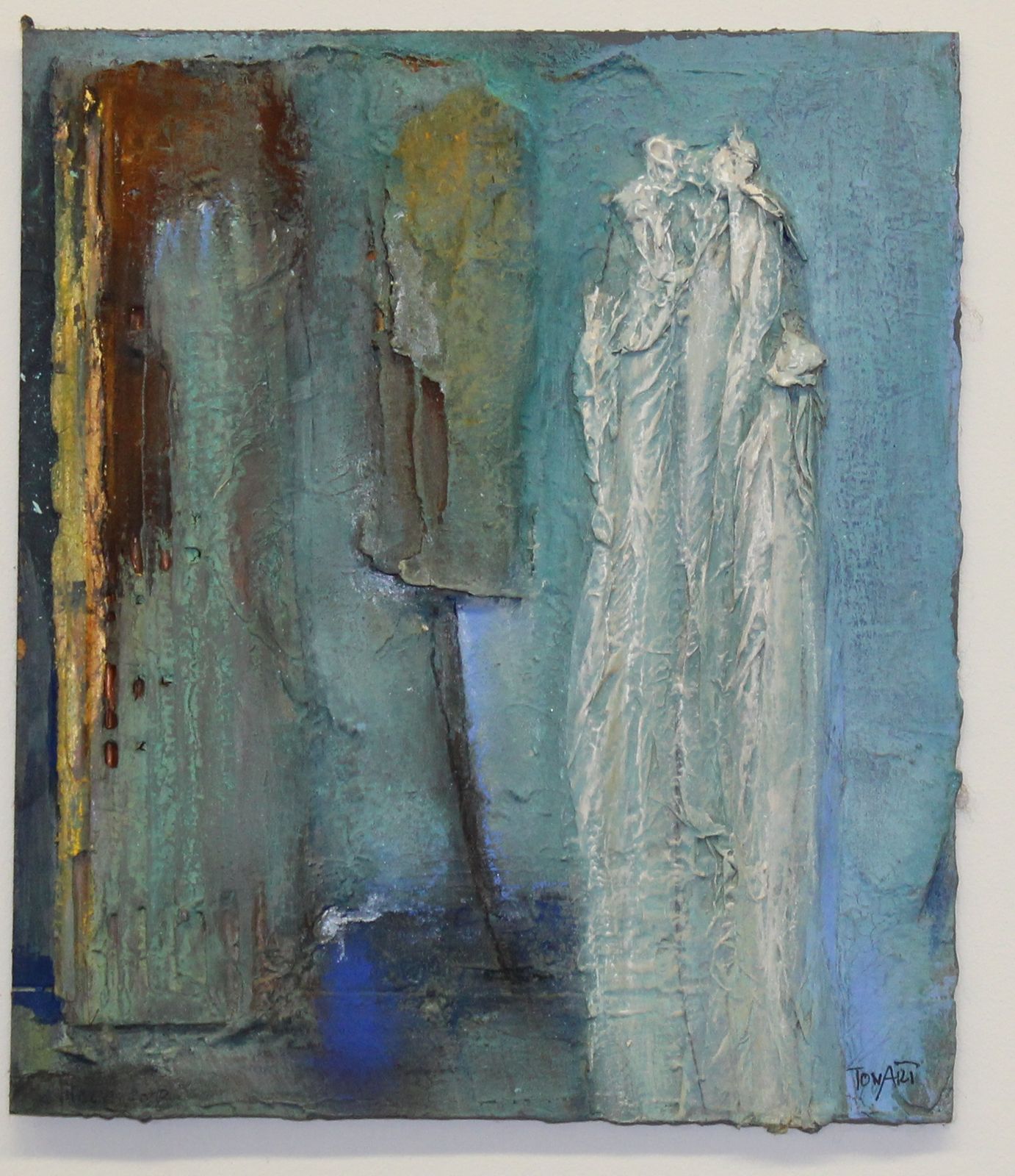 Materialcollage in Blau- und Türkistönen mit einer weißen, drapierten Reliefform rechts und rostbraun-ockerfarbenen vertikalen Zonen links.