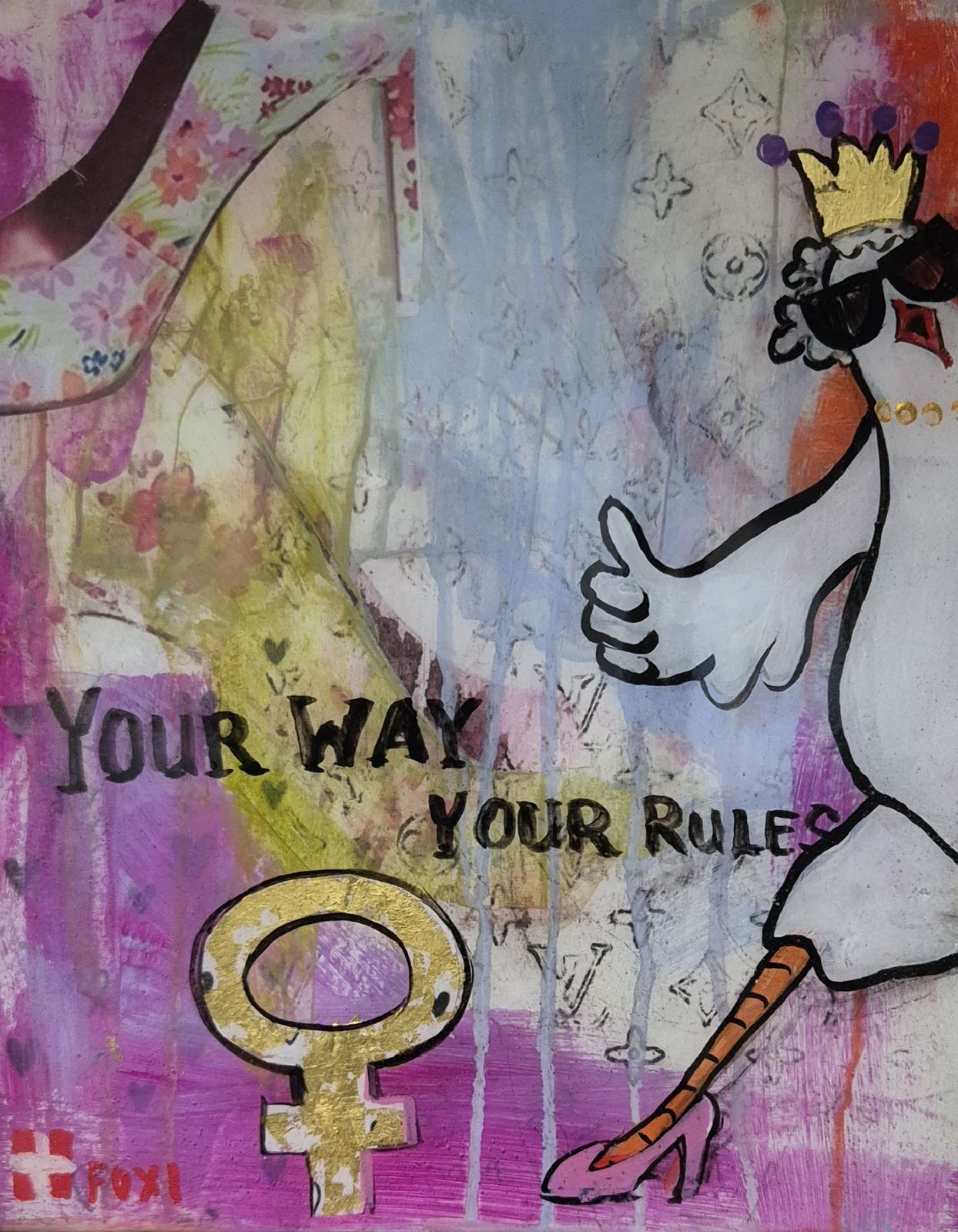 Pop-Art-Collage mit einem weißen Comic-Huhn mit goldener Krone, Sonnenbrille und pinkem High Heel, das den Daumen hebt, daneben der handgeschriebene Schriftzug "Your Way Your Rules" und ein goldenes Venussymbol auf pink-violettem, collagiertem Hintergrund.