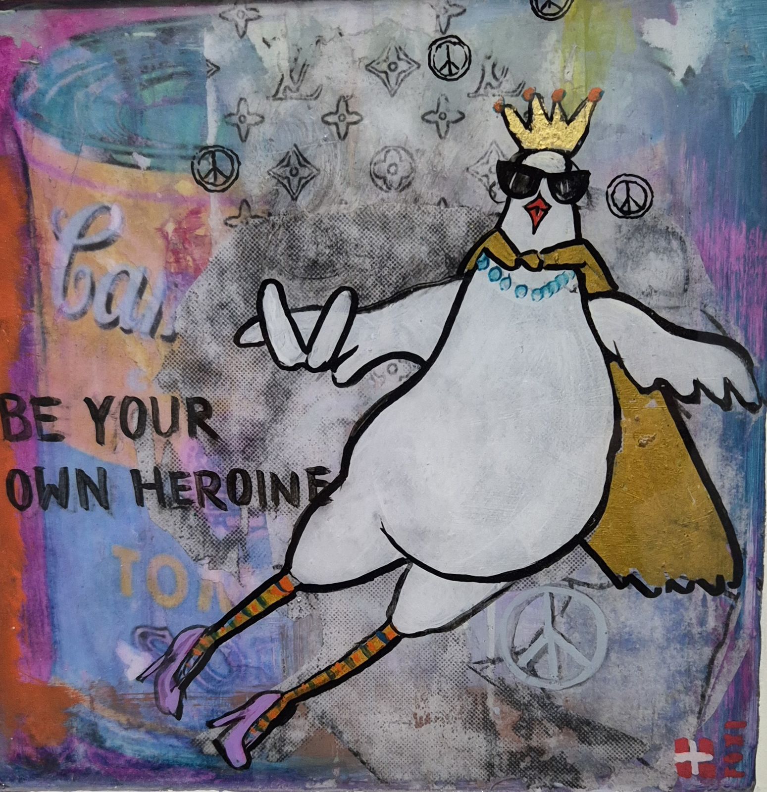 Acrylcollage im Pop-Art-Stil: ein weißes Huhn mit goldener Krone, Sonnenbrille und Goldcape zeigt im Sprung das Peace-Zeichen, dazu der Schriftzug Be your own Heroine