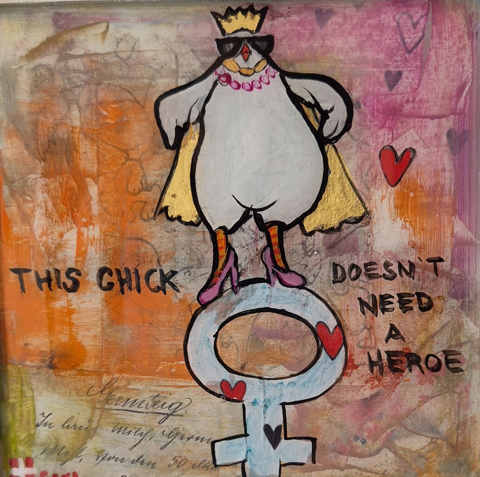 Acrylcollage im Pop-Art-Stil: ein weißes Huhn mit Krone, Sonnenbrille, Perlenkette, Goldcape und pinken High Heels steht auf einem Venus-Symbol, daneben der Schriftzug "This Chick doesn't need a Heroe" auf orange-pinkem Collagengrund.