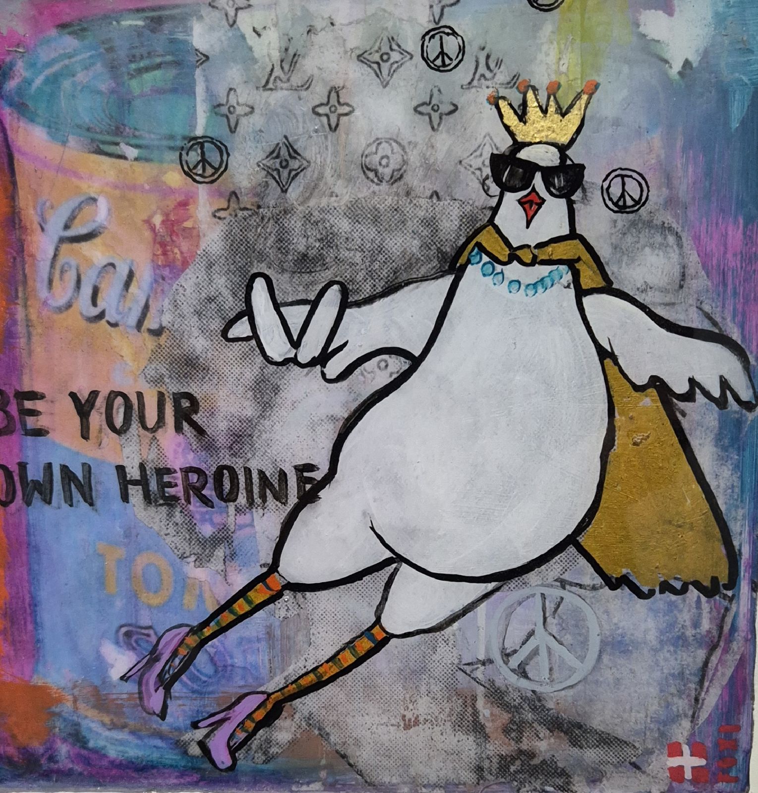 Acrylcollage im Pop-Art-Stil: ein weißes Huhn mit goldener Krone, Sonnenbrille und Goldcape zeigt im Sprung das Peace-Zeichen, dazu der Schriftzug Be your own Heroine